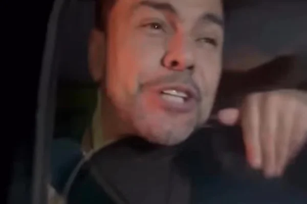 Vídeo de Zezé Di Camargo com a cabeça presa no vidro do carro viraliza