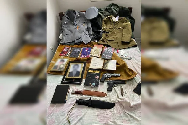 foto colorida de material apreendido pela PCRS com grupo neonazista
