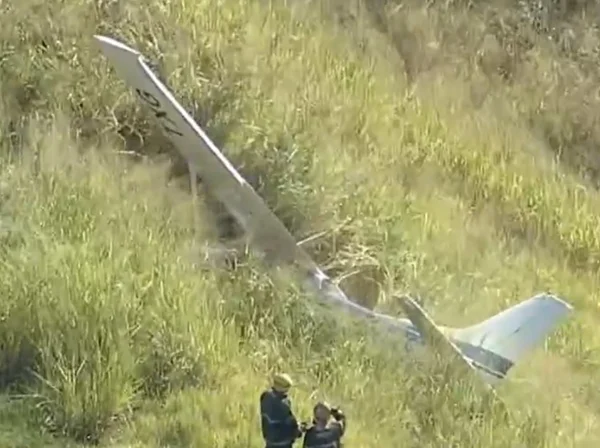 Avião de pequeno porte cai em Belo Horizonte. Vítimas sobrevivem