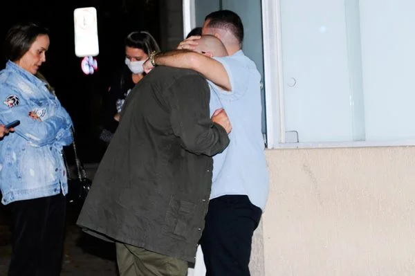 Tiago Abravanel chega abalado a hospital em que Rodrigo está internado
