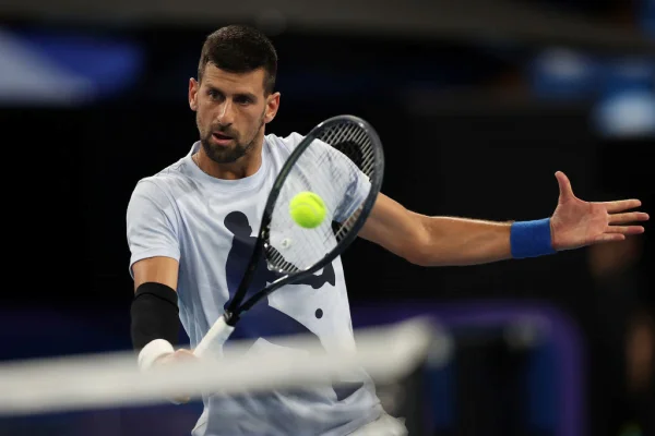 Imagem colorida do tenista Djokovic na United Cup- Metrópoles