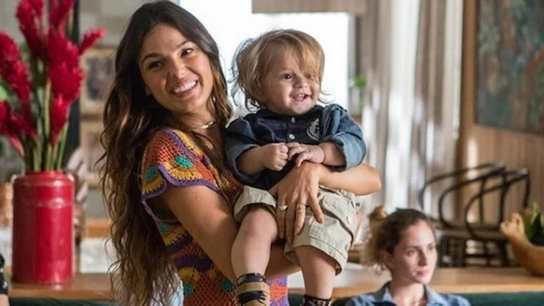 Mãe de ator que vive Ruyzinho homenageia Isis Valverde e emociona fãs