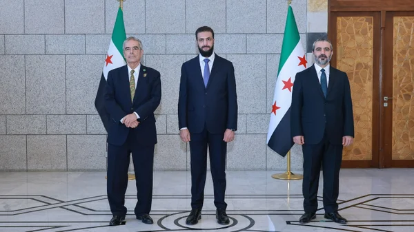 Imagem colorida mostra embaixador brasileiro e presidente da Síria - Metrópoles