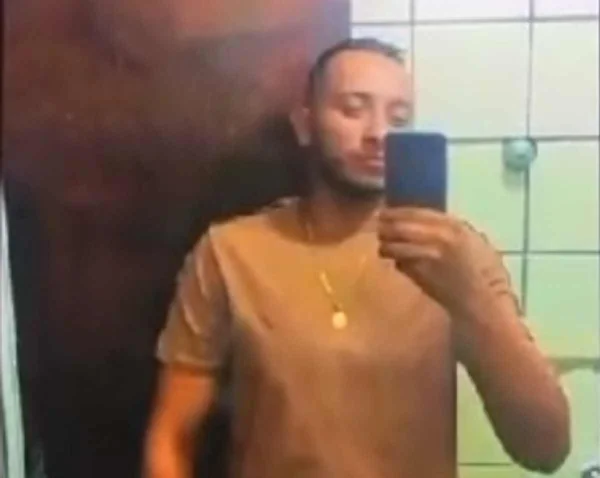 imagem colorida. Homem que usou retroescavadeira para abrir caminho