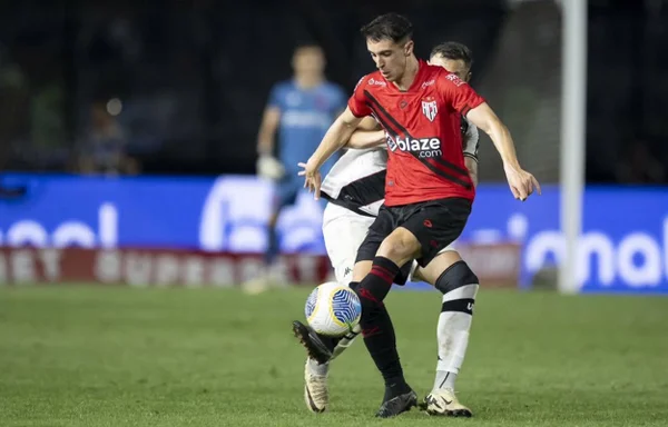 Imagem colorida do jogo entre Vasco e Atlético-GO - Metrópoles