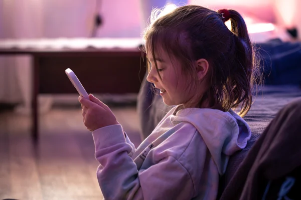 Foto colorida de criança mexendo no celular - Pediatra diz qual a idade ideal para crianças terem o próprio celular - Metrópoles