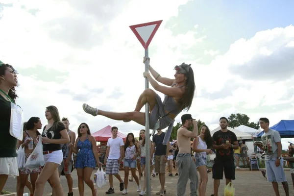 Domingo é dia de Pacotão, Baratona e Raparigueiros. E também tem diversão para quem quer fugir do carnaval