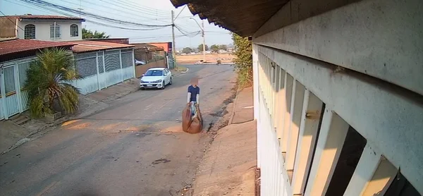 homem arrastando corp