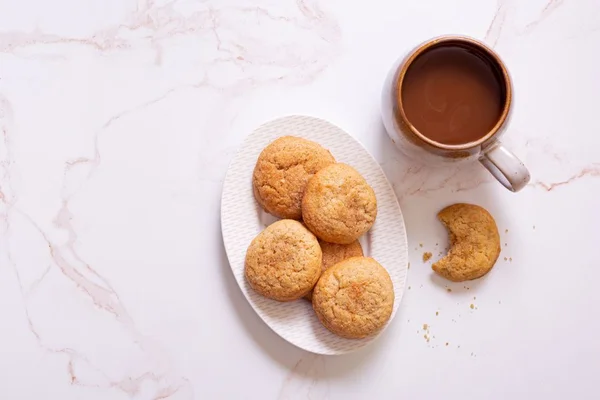 cookies com uma xícara de café