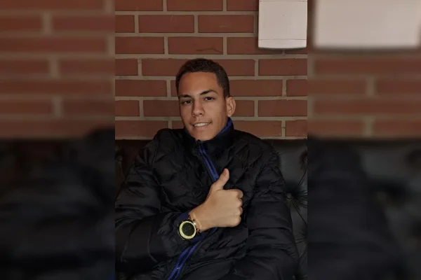 Imagem colorida de jovem com camisa preta