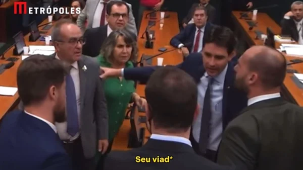 Eduardo Bolsonaro parte para cima de deputado: “Facada teu c*, viado”
