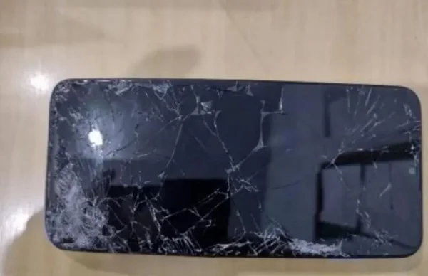 Celular da vítima foi quebrado durante ataque de fúria do filho dela