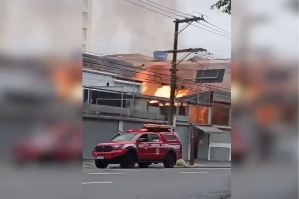 imagem colorida mostra chamas atingido igreja na zona norte de sp- metrópoles