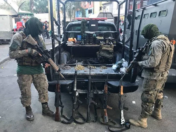 Polícia Civil prende traficantes e armas na guerra da Rocinha