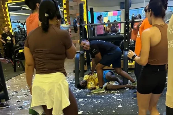 Imagem colorida de trabalhador que caiu em cima de personal - Metrópoles