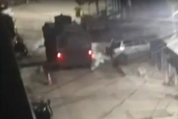 Foto colorida de camburão da PMRJ no Complexo da Maré - Metrópoles