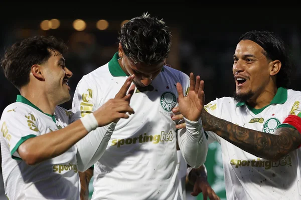 Imagem colorida de jogadores do Palmeiras comemorando - Metrópoles