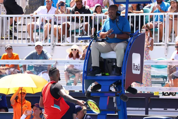 O árbitro Carlos Bernardes e o tenista Nick Kyrgios discutiram durante o Miami Open - Metrópoles