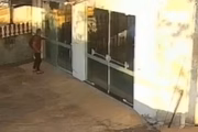 O homem foi encontrado tentando fugir a pé