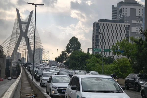 Imagem mostra trânsito em SP, em frente à Ponte Estaiada - Metrópoles