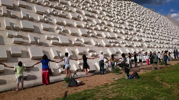 Grupo abraça Teatro Nacional em protesto para pedir a reabertura do espaço