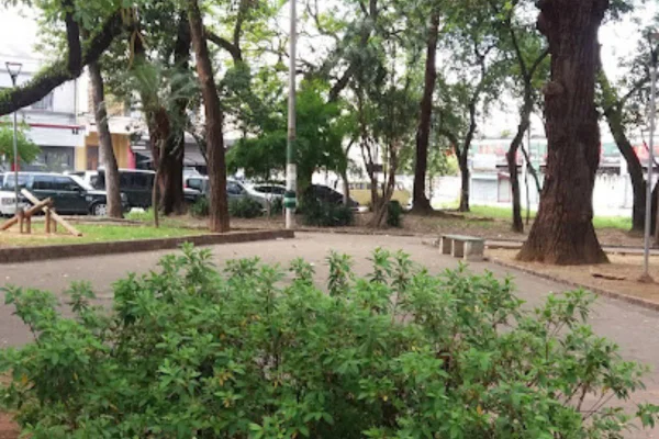 Três homens em situação de rua estavam brigando em uma praça no centro de Osasco. GCM teve que intervir e matou o autor das facadas - Metrópoles