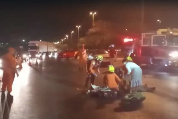 Bombeiros e viatura em pista à noite
