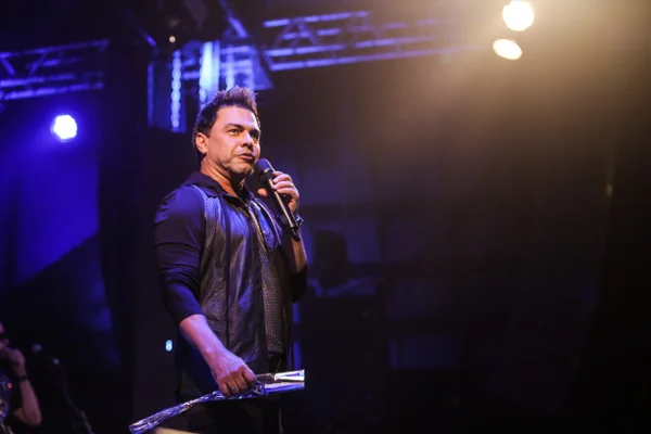 Zezé Di Camargo estreia a turnê Rústico em Cuiabá (MT) com casa cheia