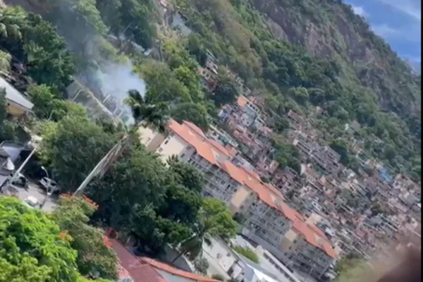 Imagem colorida, morro no Rio de Janeiro - Metrópoles