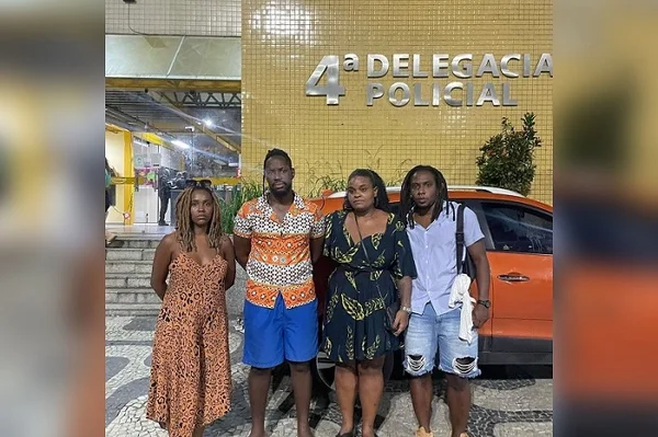 Jovem acusa segurança de racismo: “Desbloqueia para ver se é roubado”