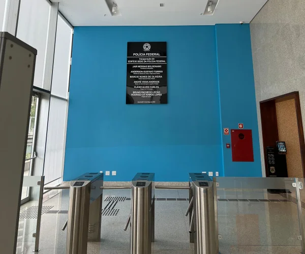Placa na sede da Polícia Federal