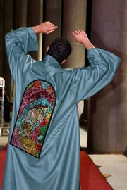 Aplicações simulam vitral em roupa de Jhona Burjack Aplicações simulam vitral em roupa de Jhona Burjack