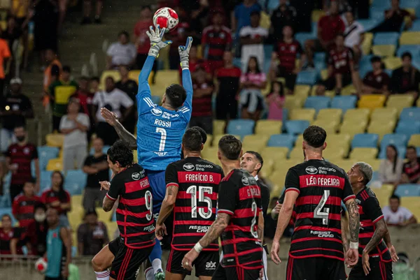Imagem colorida dos jogadores do Flamengo em campo - Metrópoles