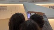 Alunos fotografando as obras 