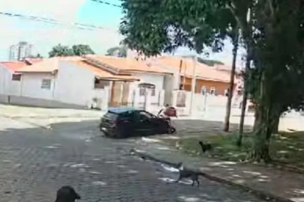 O caso foi registrado como dano e fuga de local de acidente. Colisão proposital em motoboy aconteceu em Avaré, no interior de São Paulo - Metrópoles