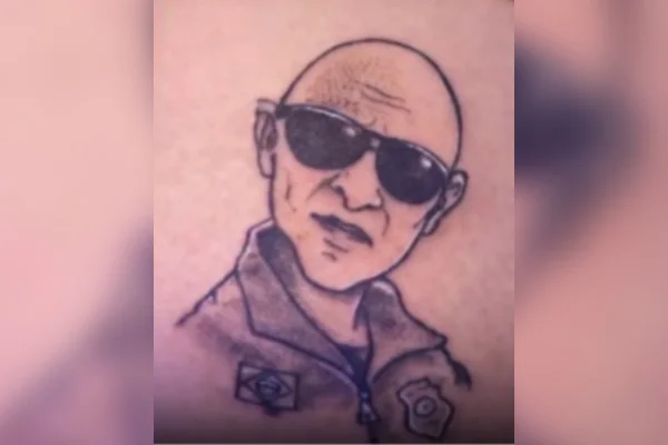 Turista tatua agente da PRF no bumbum após abordagem e viraliza
