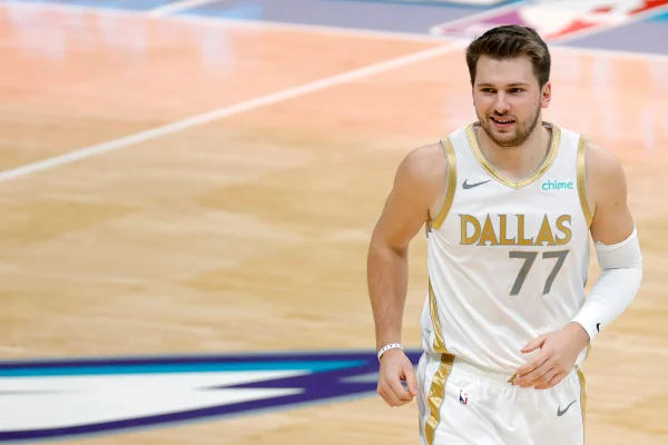 Doncic e Porzingis lideram e Mavericks vencem Spurs na volta da NBA