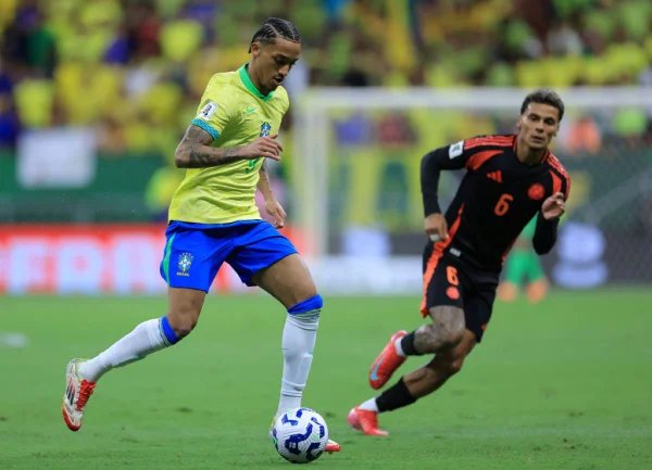 Foto colorida de João Pedro na seleção brasileira - Metrópoles