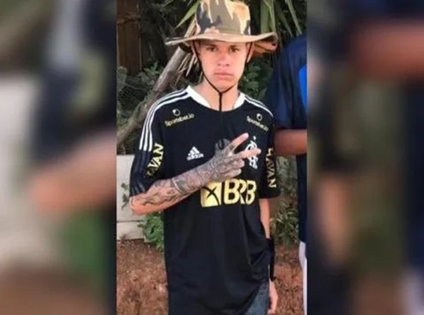 Imagem colorida de jovem com camisa preta