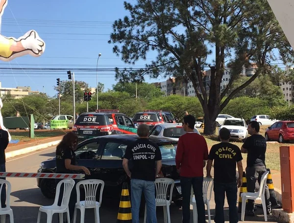 Policiais civis do DF barram saída de bonde de presos para a Papuda