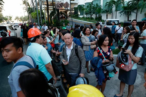 Sobe para 11 número de mortos em terremoto nas Filipinas