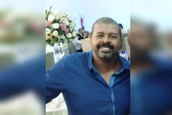 Homem sorrindo
