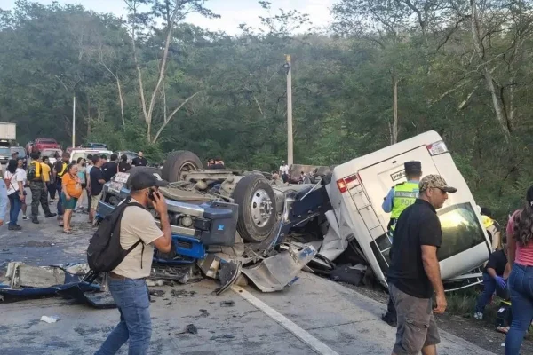 Caminhão tomba em Honduras