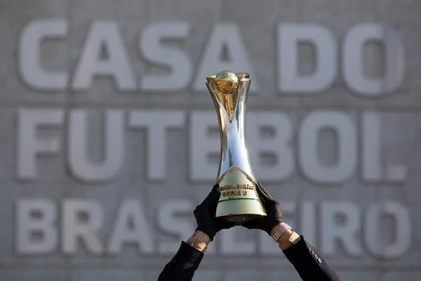 Imagem colorida do troféu da Série D- Metrópoles