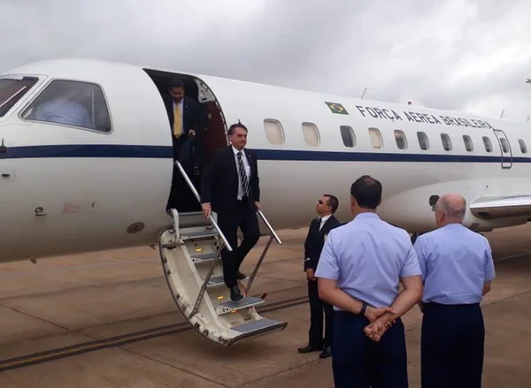 Mourão informa que viajará em avião separado de Bolsonaro