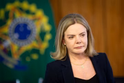 A ministra Gleisi Hoffmann chamou Tarcísio e Bolsonaro de "traidores" por defender tarifa de Trump