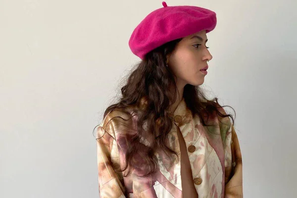 mulher com boina rosa