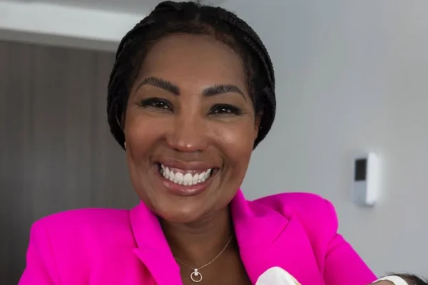 Mãe de Ludmilla mostra rosto da neta e se declara nas redes