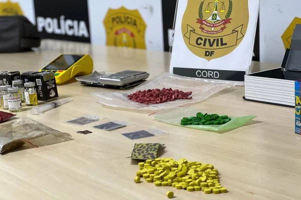 Comprimidos amarelo, verde e vermelhos