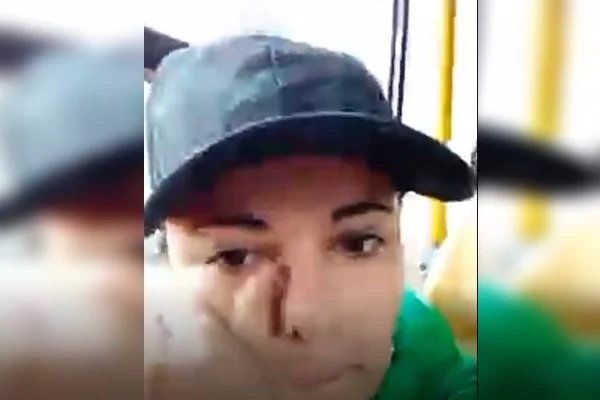 Imagem colorida de mulher chorando